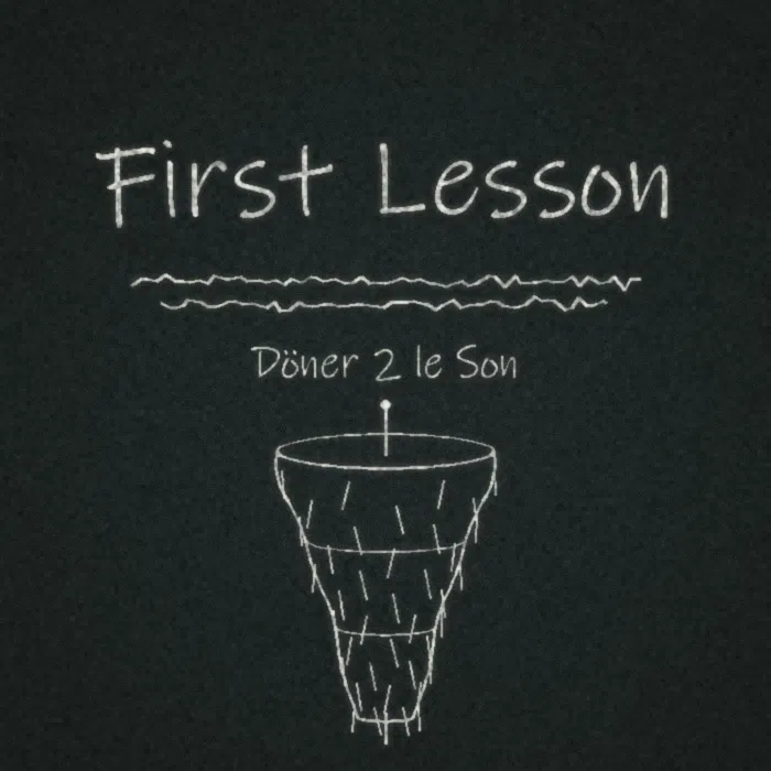 Pochette de First Lesson : le titre et le nom du groupe écrits à la craie sur un tableau noir, avec un kebab qui tourne dessous